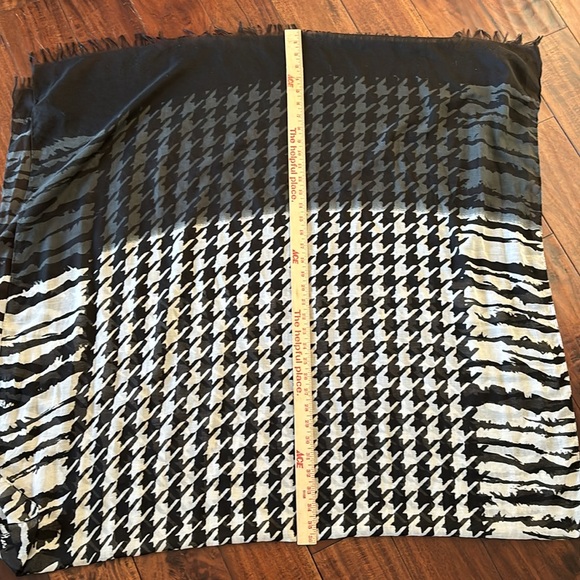 Express | houndstooth patterned polyester scarf wrap - Picture 10 of 11